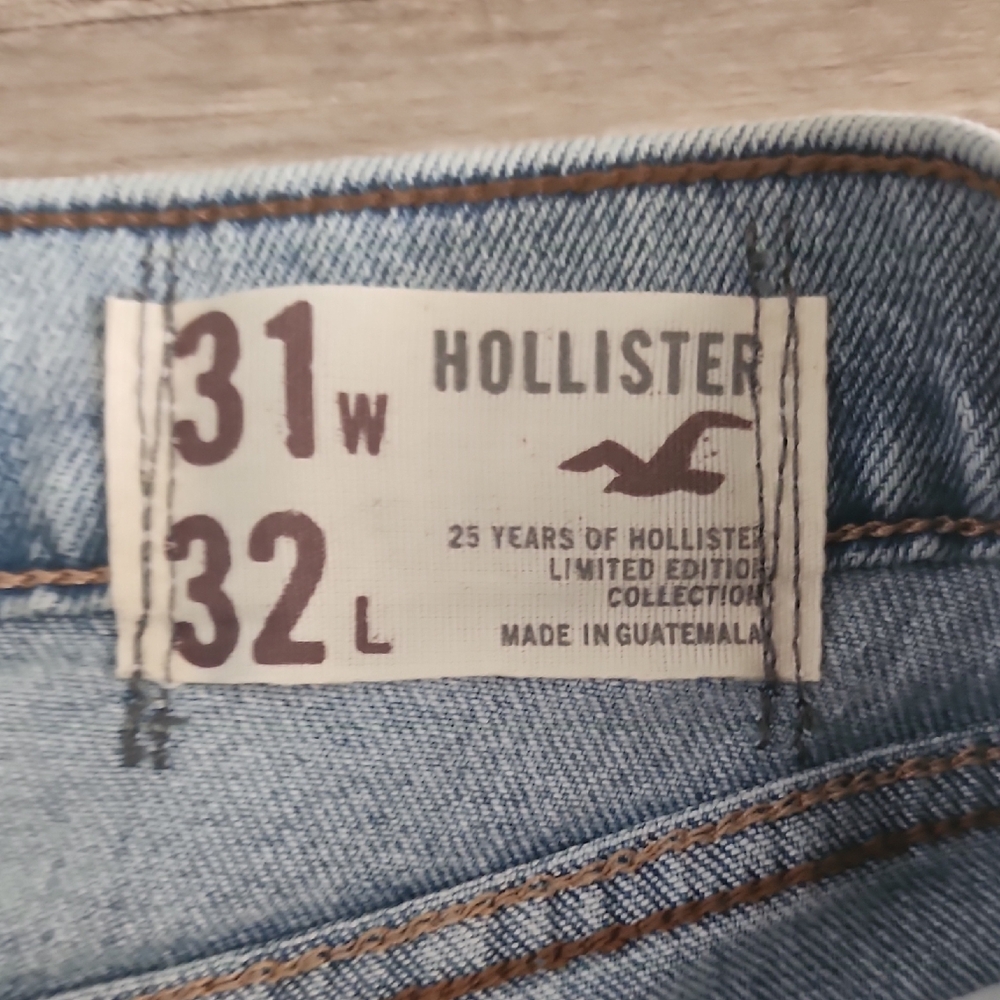 Hollister Men's Relaxed Light Denim Jeans - Picture 2 of 3